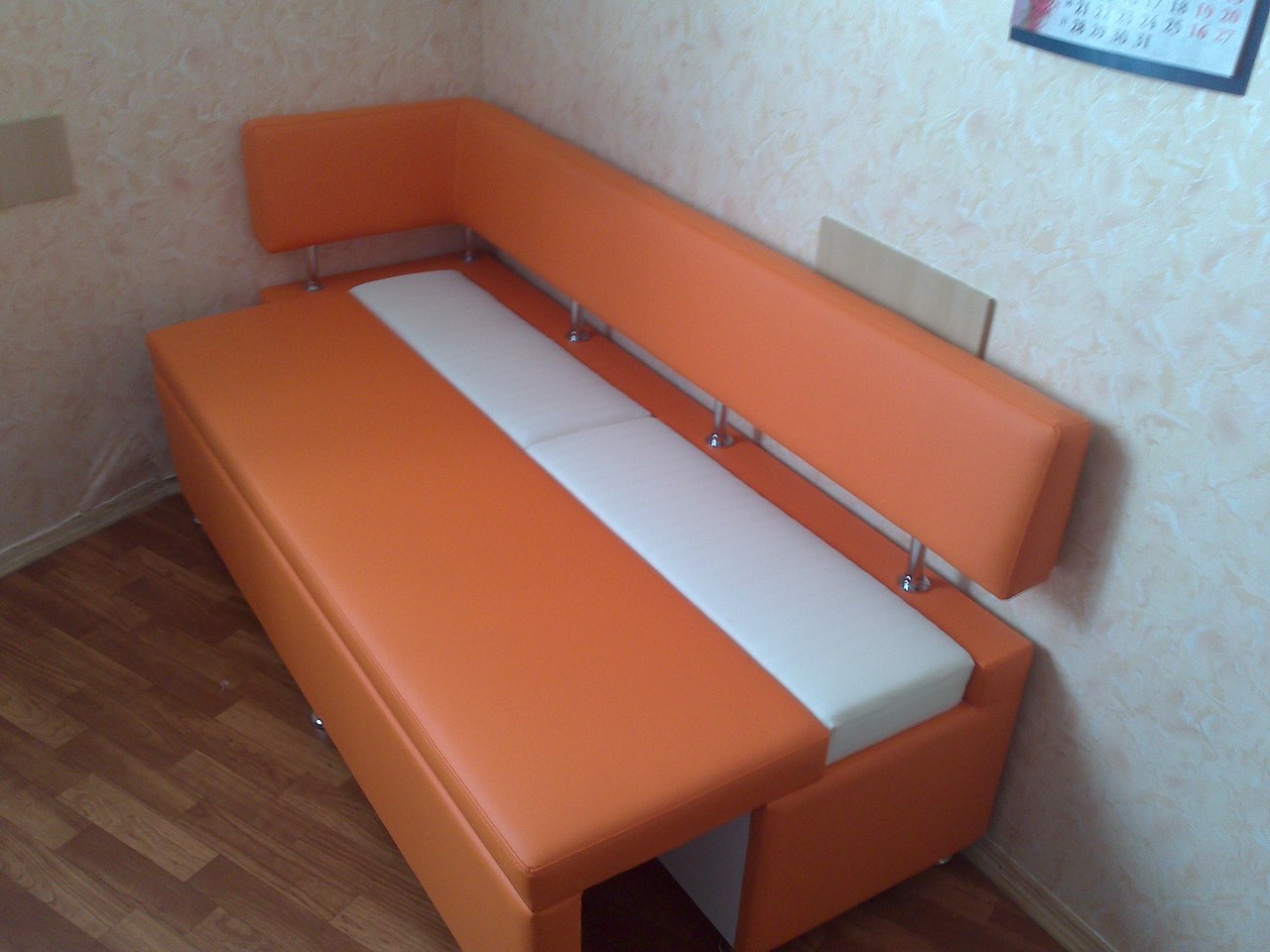 Разтегателен диван в кухнята
