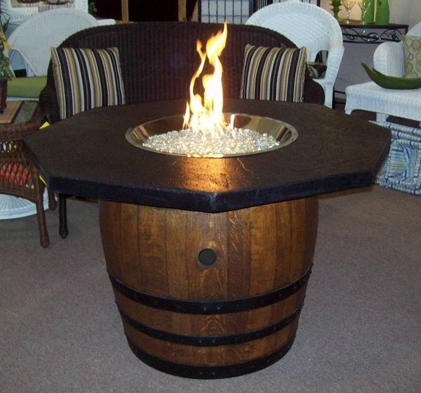 Дървена маса с варел със стъклен плот с огън
