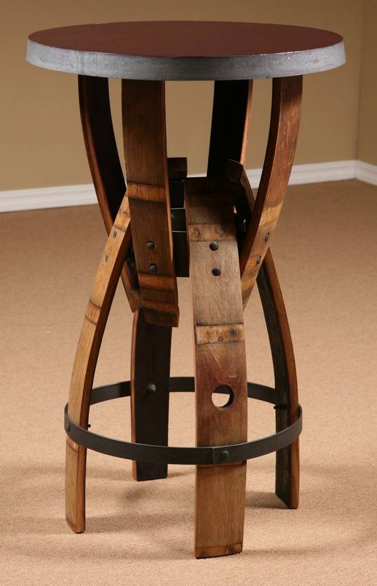 Дървен стол с вино
