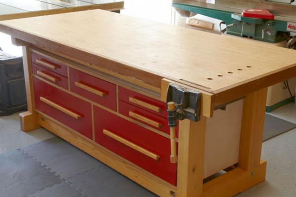 дърводелска работилница с кутии за инструменти