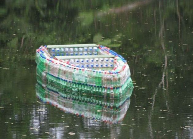 оригинална лодка, изработена от пластмасови бутилки