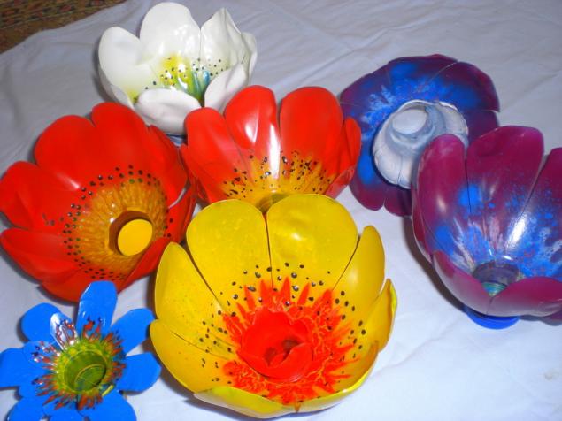 красиви цветя от пластмасови бутилки