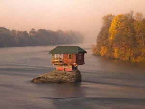 къща на остров на реката