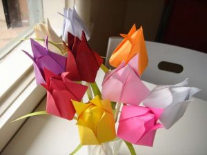 как да направите лалета от хартиени цветя