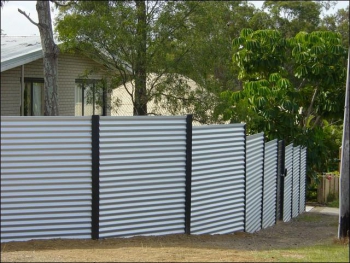 Hogyan lehet egy kerítést hullámkartonból készíteni?
