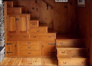 дървено стълбище в частна къща