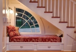 място за спане под стълбите
