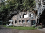 пещерна къща