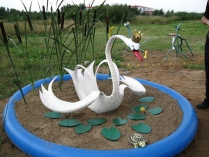 декоративен лебед в страната