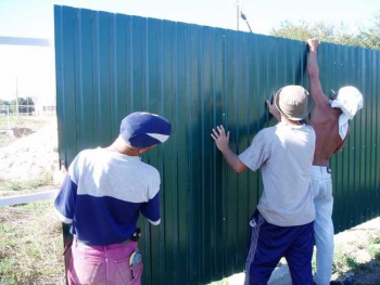 javítsa ki a kerítést hullámkartonból