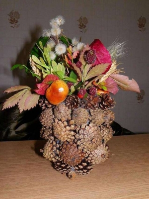 снимка ваза с шишарки