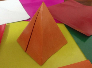 направете хартиена пирамида