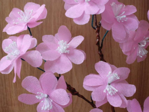 цветя от сакура от гофрирана хартия