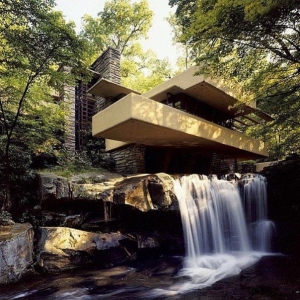 къща над водопад