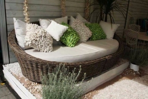 плетен диван за лятна резиденция