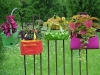 Pynt hegnet med poser med blomster